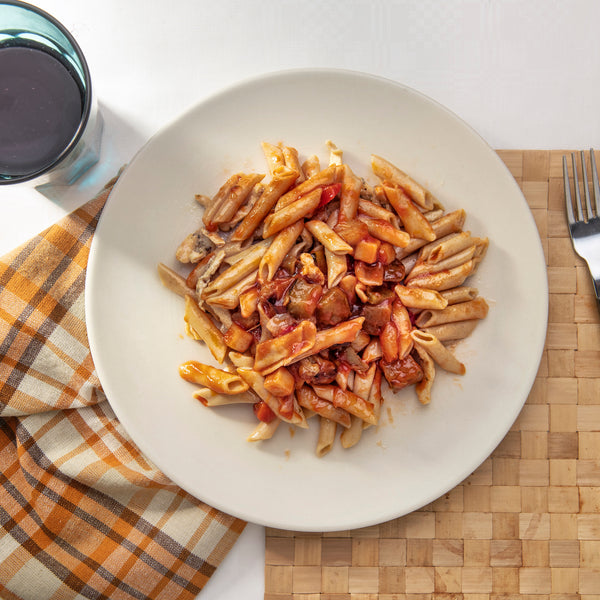 Tiras de pollo con macarrones y pimientos