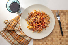 Tiras de pollo con macarrones y pimientos