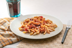 Tiras de pollo con macarrones y pimientos