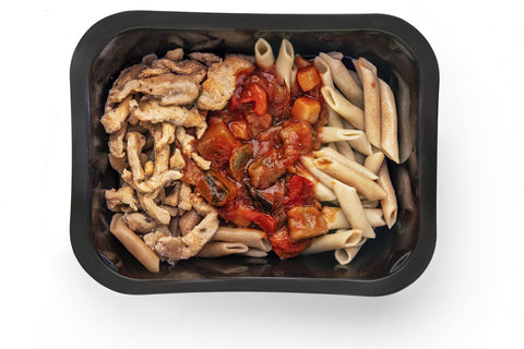 Tiras de pollo con macarrones y pimientos